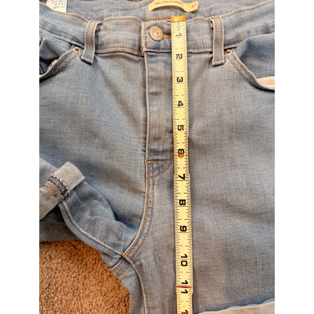 Women's Levi's Light Blue Mid Length Jean Shorts Sz 32 Normcore Y2K 90s inspired - Picture 7 of 16